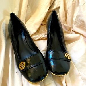 TORY BURCH SIZE 8 LEATHER WIDE HEALED SHOES